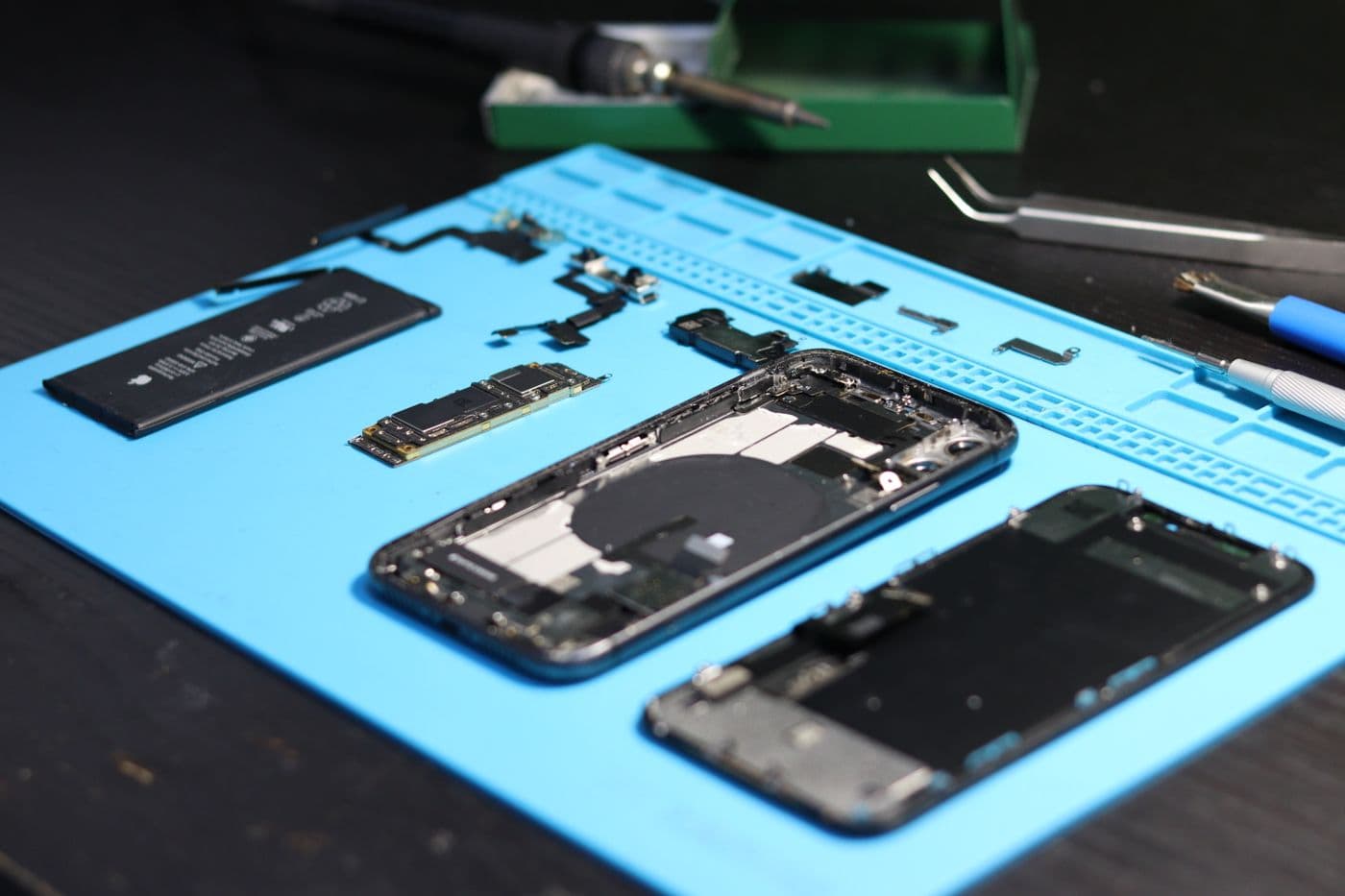 Outils de réparation de smartphone disposés sur un établi
