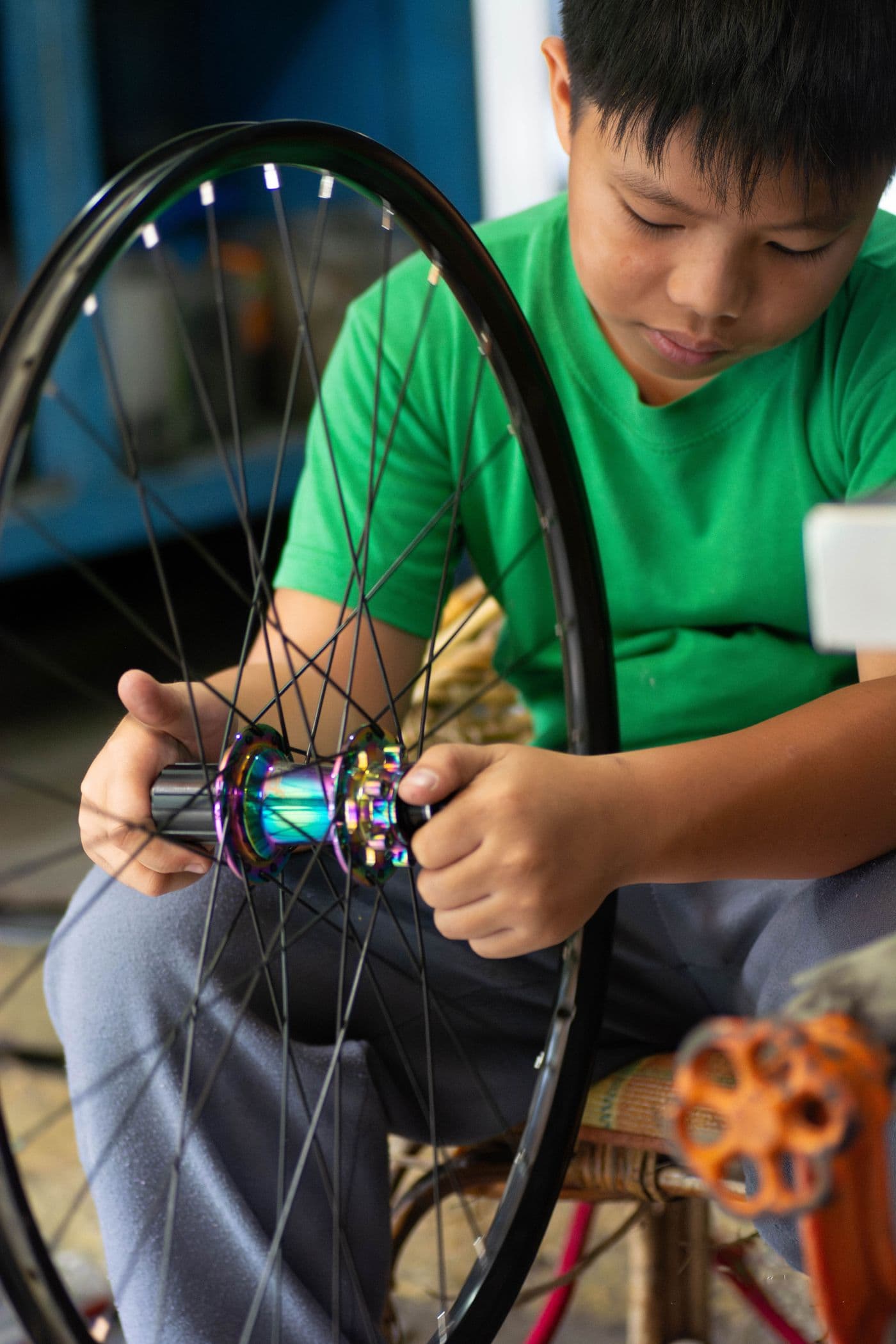 Mecânico trabalhando na roda de uma bicicleta em uma oficina