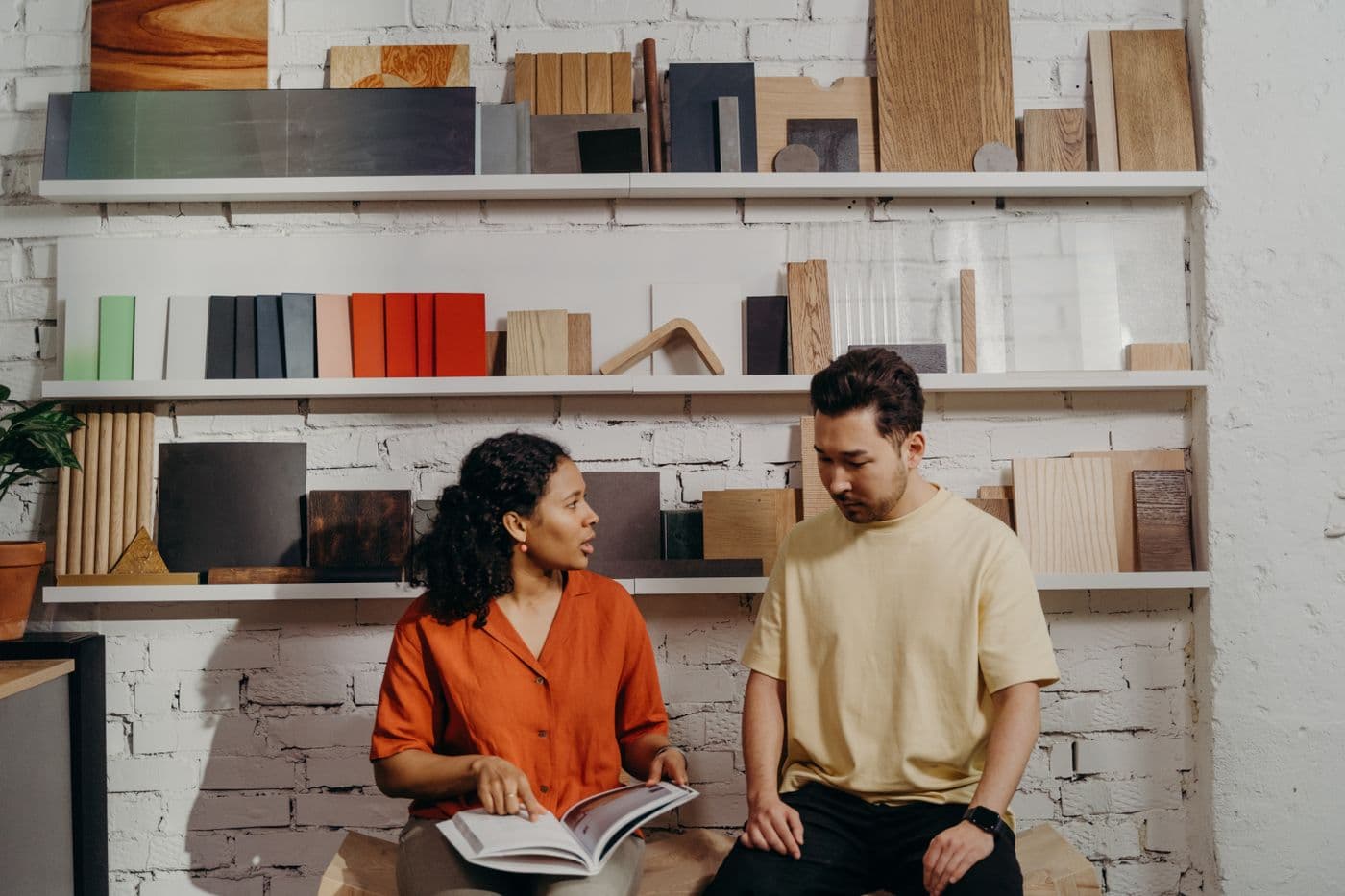 Une femme montre un catalogue pendant une discussion avec un homme