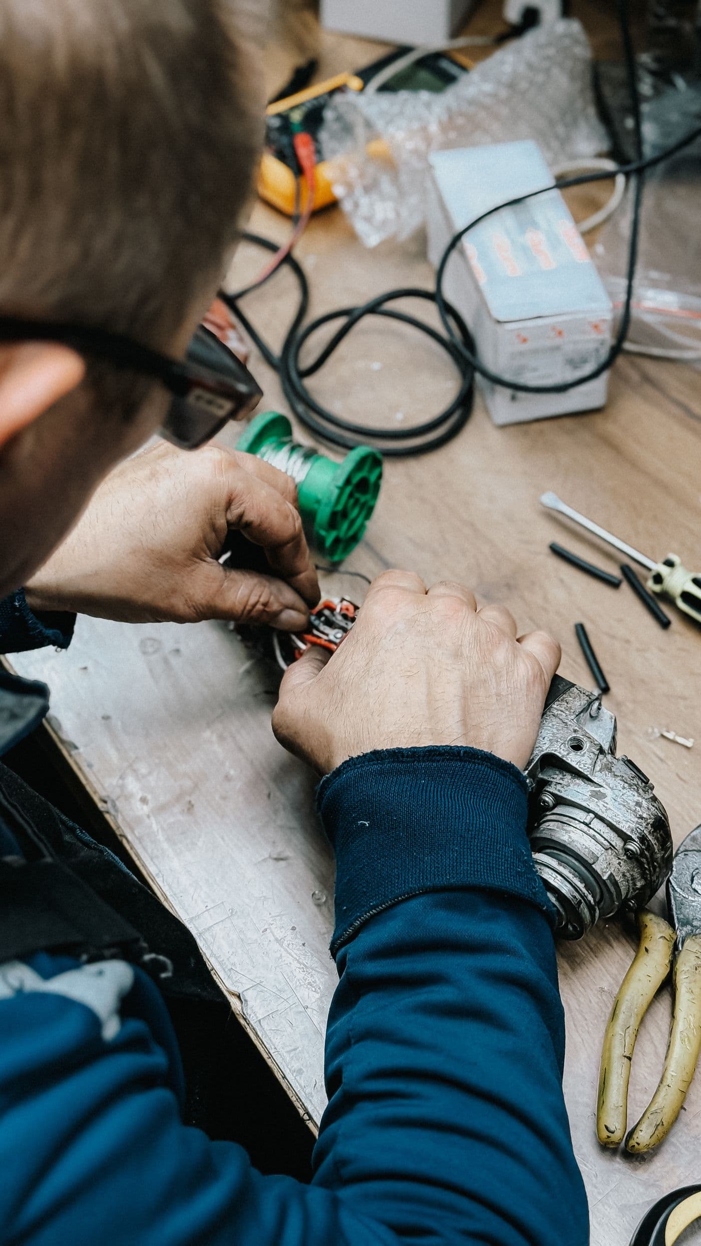 Technicien dans un atelier en train de réparer un appareil électronique