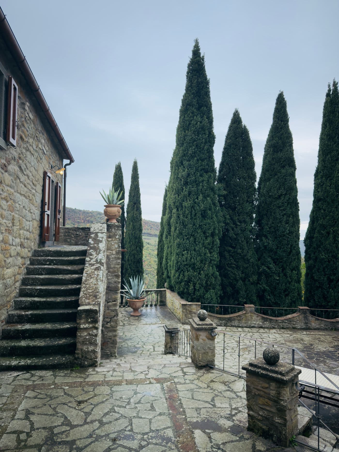 Cortile di una villa con alberi di cipresso
