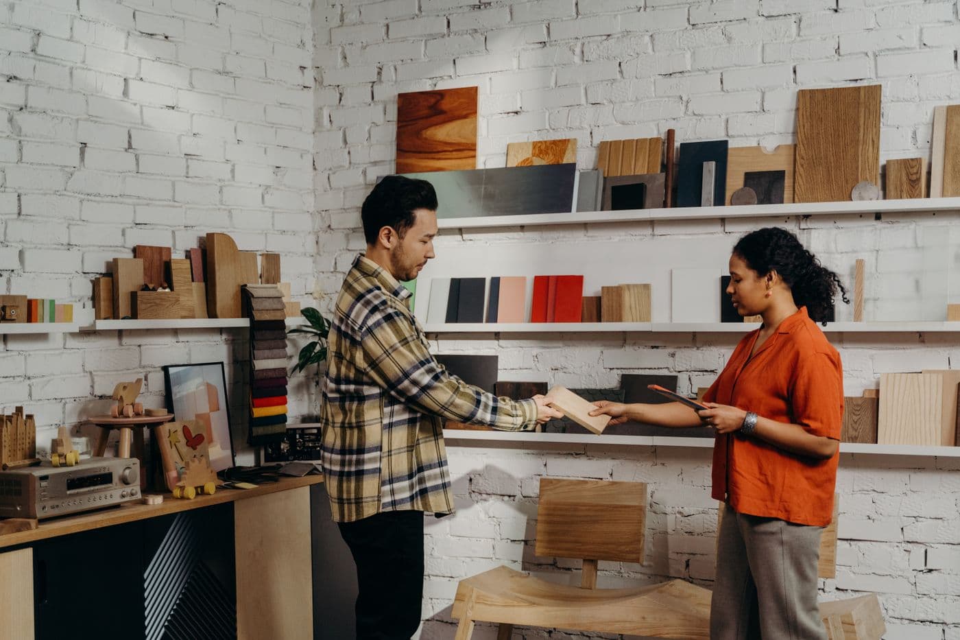 Winkelmedewerker helpt een klant in een winkel