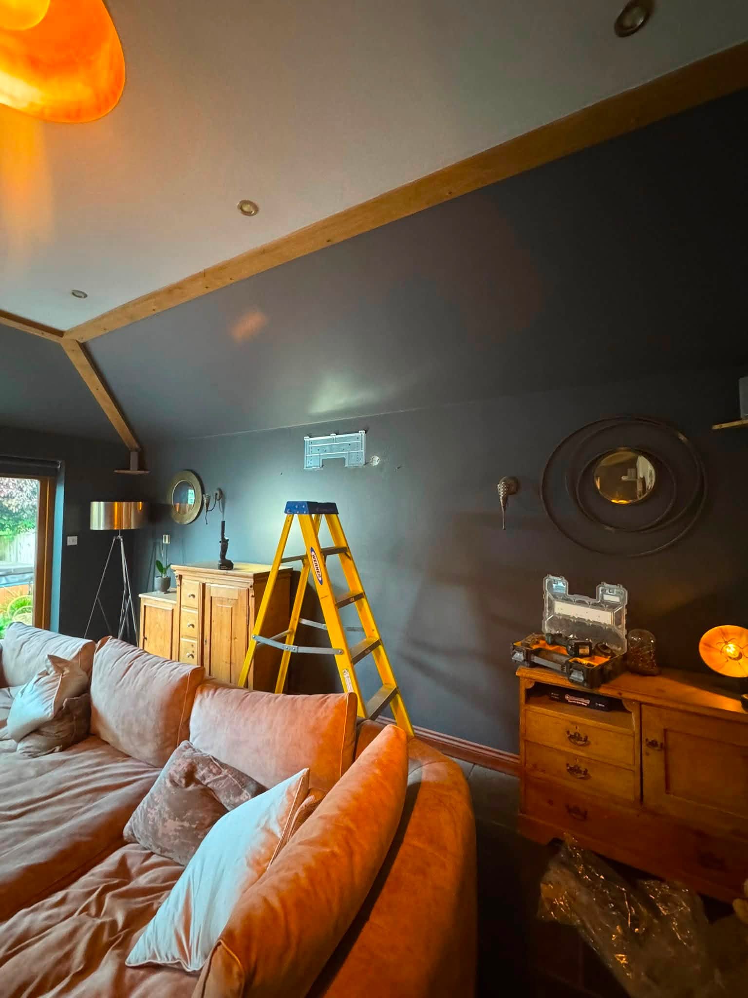 Wall-mounted air-conditioning installation in a living room